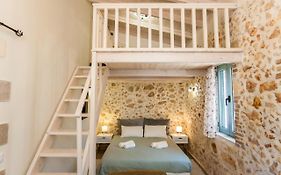 Casa Athelia: Traditional Home, Local Neighborhood